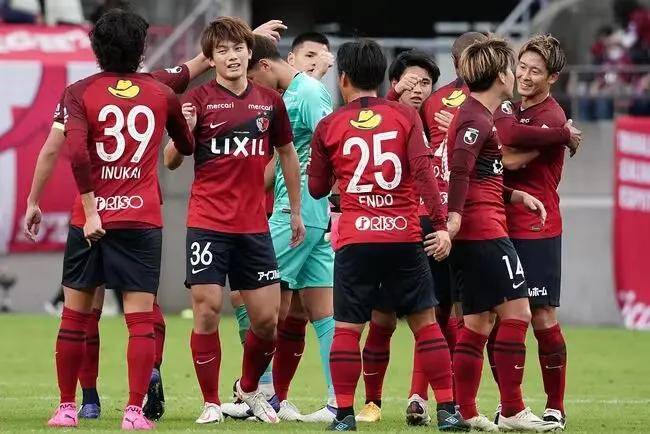 东京FC与对手正面交锋，比赛将激烈进行