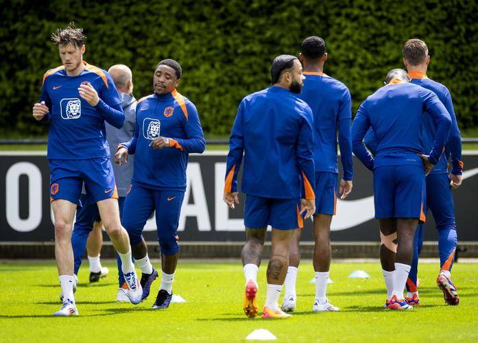 开云体育亚洲官网-欧国联联赛中各队势均力敌，谁能笑到最后？