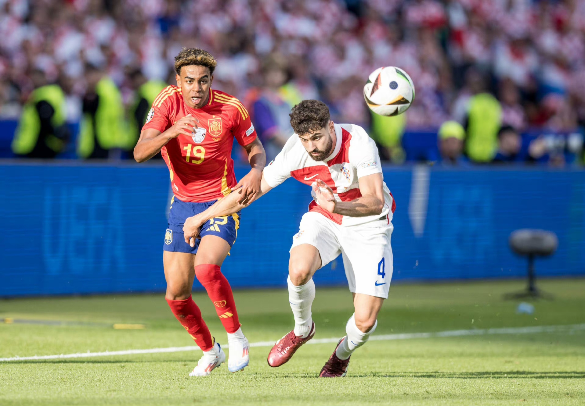 包含阿尔巴尼亚逆袭晋级，欧洲杯资格赛赛场波澜不惊的词条