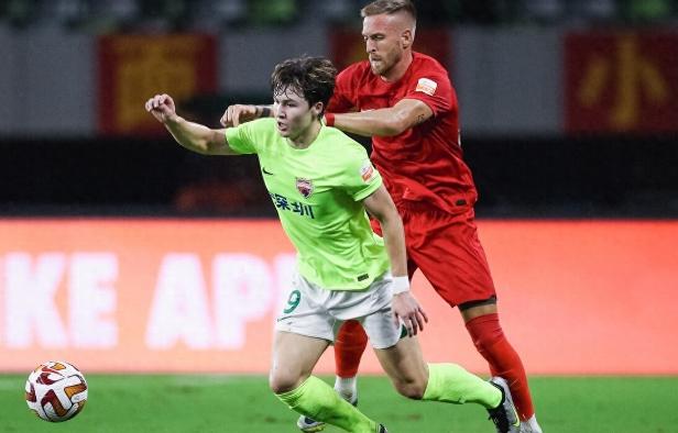 球队经理发表讲话,向球员们鼓舞士气 球队经理发表讲话,向球员们鼓舞士气