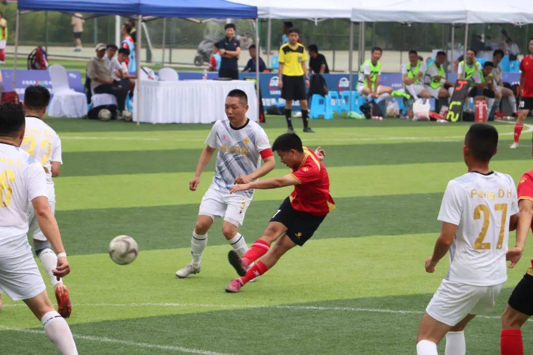 精彩比赛中球队展现出骄人成绩 精彩比赛中球队展现出骄人成绩