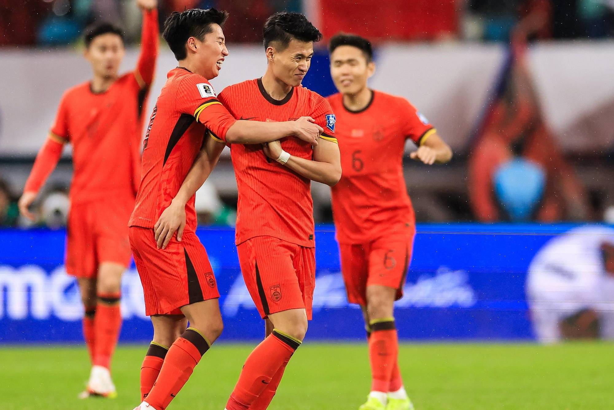 亚洲足球冠军杯赛场上惊险连连