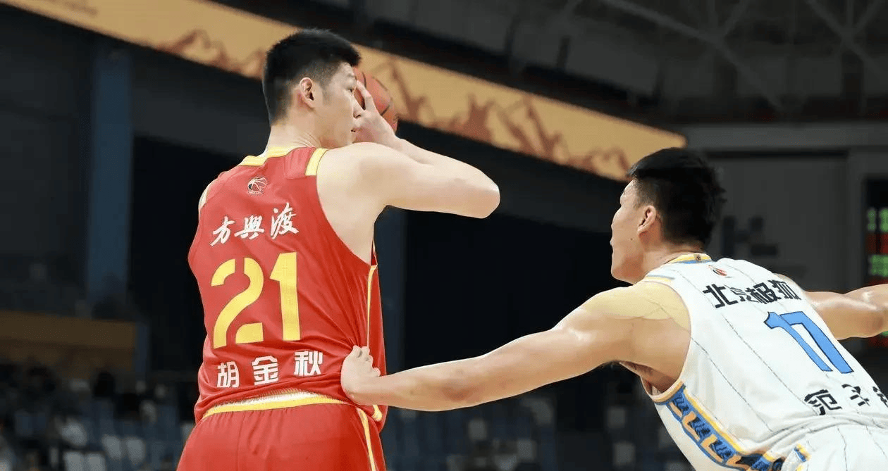 辽宁男篮队员拼搏奋进，展现团队价值的简单介绍