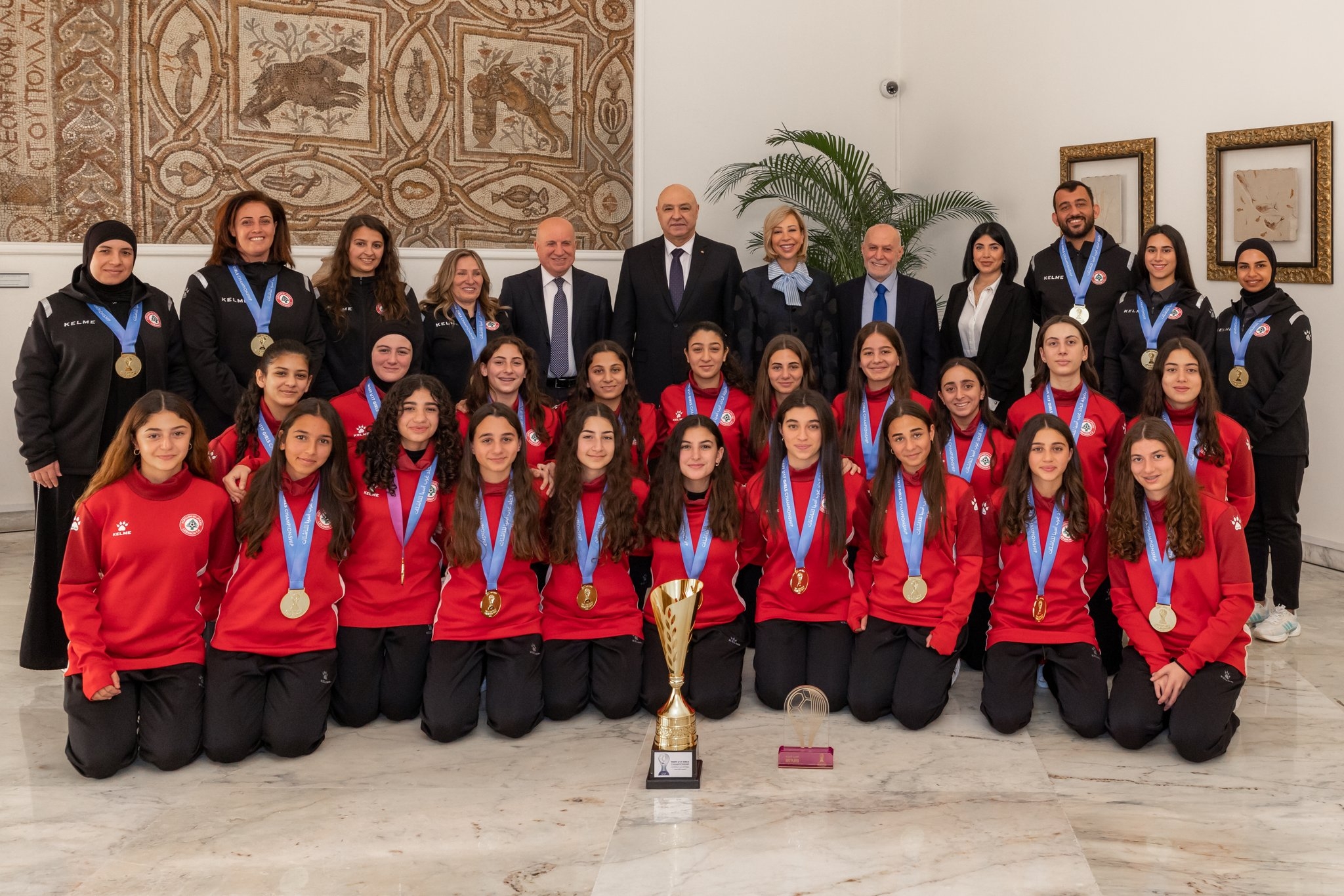 女足全球锦标赛闭幕，球员共同欢庆的简单介绍