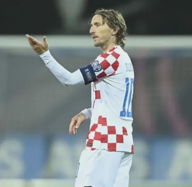 包含莫德里奇进球建功，带领皇家马德里一路领先的词条