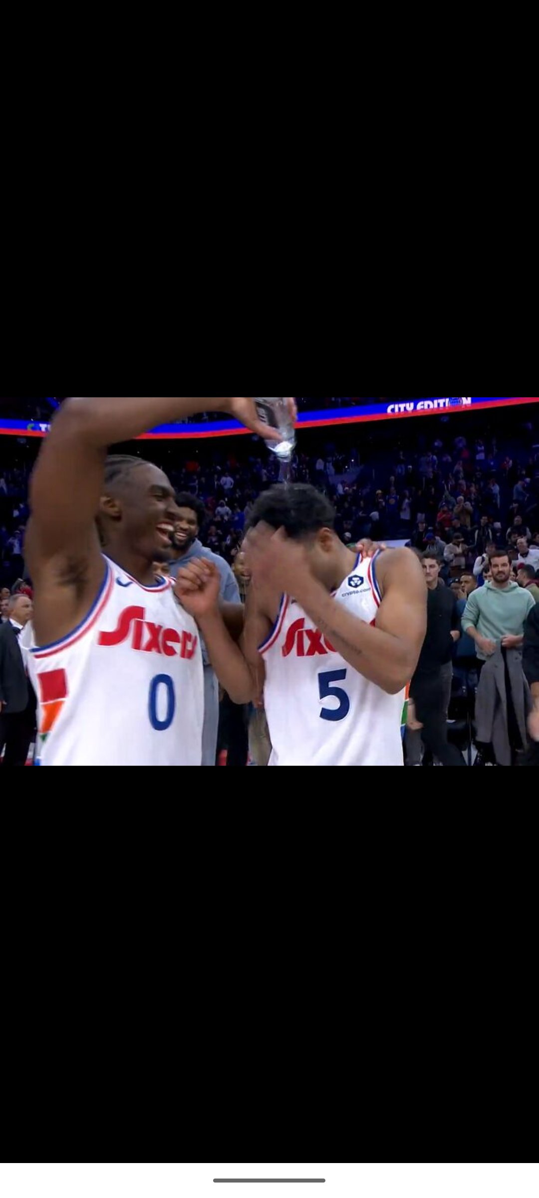 球队精神焕发,场上呈现一幕幕紧张刺激的对抗 球队精神焕发,场上呈现一幕幕紧张刺激的对抗