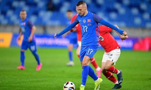 关于波兰与奥地利在比赛中互交白卷,战成-平局的信息 关于波兰与奥地利在比赛中互交白卷,战成-平局的信息