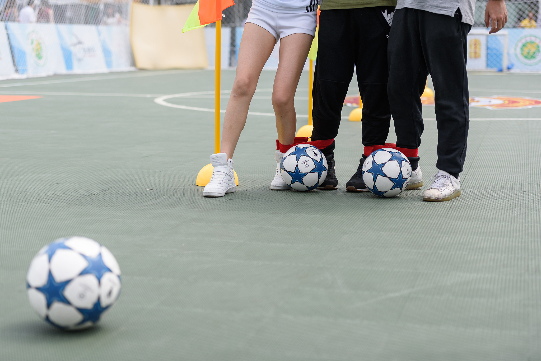 开云体育在线-足球场上，运动员们顽强抗衡