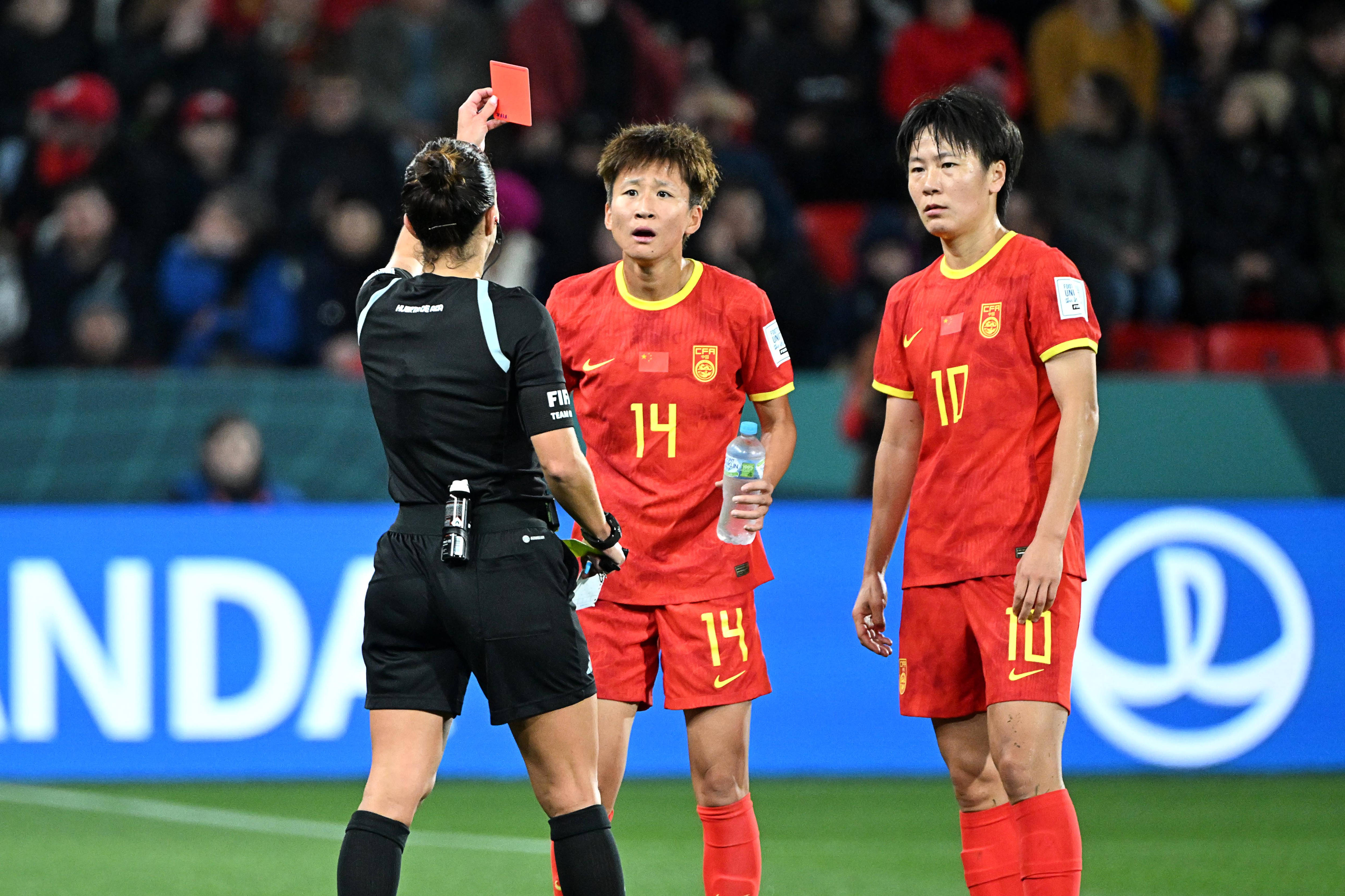 开云体育官网-中国女足队员在比赛中展现出色足球技术