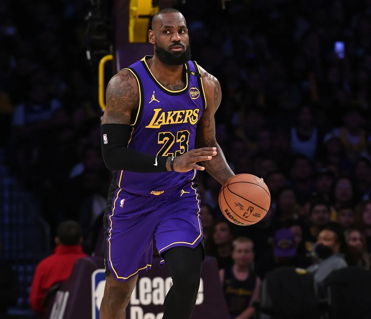 詹姆斯全明星投篮大赛称霸,夺冠牢牢把握 詹姆斯全明星投篮大赛称霸,夺冠牢牢把握